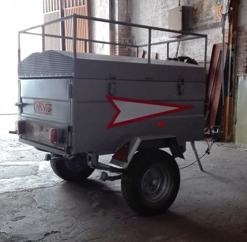 Remolque con tapa y marquesina