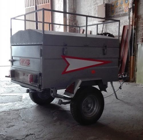 Remolque con tapa y marquesina